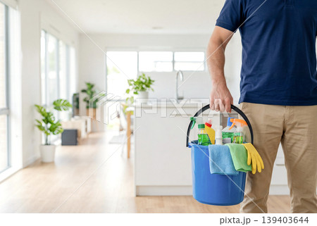 掃除用品を持つ男性の家事イメージ 139403644