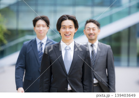 笑顔で歩くスーツで新卒採用や新人の若手ビジネスチームのポジティブ(前向き)なイメージ　転職や就活、採 139403649