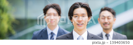 笑顔で歩くスーツで新卒採用や新人の若手ビジネスチームのポジティブなイメージ　転職や就活、採用など 139403650