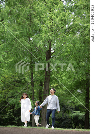 家族、新緑の公園で手を繋ぐ歩く幸せなファミリーライフスタイル 全身縦 家族、新緑の公園で手を繋ぐ歩く幸せなファミリーライフスタイル 全身縦 139403918