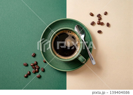 緑のカップで楽しむブラックコーヒー 緑のカップで楽しむブラックコーヒー 139404086