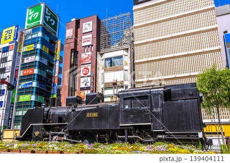 日本の東京都市景観 新橋駅。新橋SL広場の蒸気機関車などを望む。奥は飲み屋街=5月2日 日本の東京都市景観 新橋駅。新橋SL広場の蒸気機関車などを望む。奥は飲み屋街=5月2日 139404111