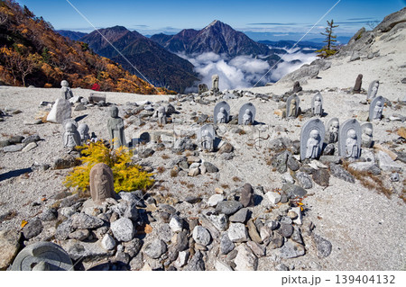 南アルプス・鳳凰三山・地蔵岳・賽の河原の石仏と甲斐駒ヶ岳 南アルプス・鳳凰三山・地蔵岳・賽の河原の石仏と甲斐駒ヶ岳 139404132