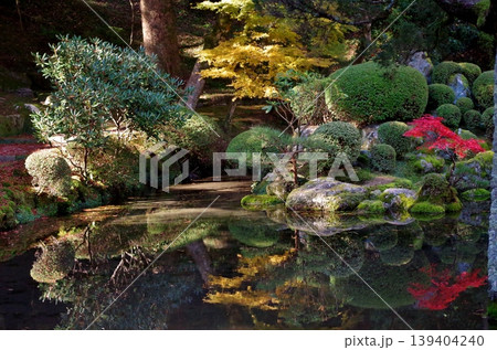 糸島市 雷山千如寺 室町時代作庭の心字庭園 水面に映える紅葉 糸島市 雷山千如寺 室町時代作庭の心字庭園 水面に映える紅葉 139404240