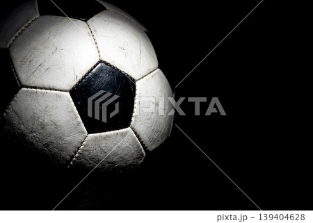 黒背景で際立つサッカーボールの質感 139404628