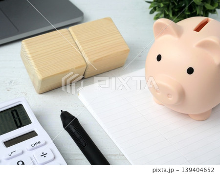 電卓とノートとペンと貯金箱の文字入れ写真 139404652