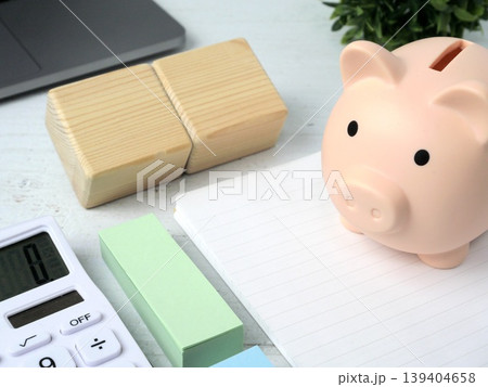 電卓とノートと付箋と貯金箱の文字入れ写真 電卓とノートと付箋と貯金箱の文字入れ写真 139404658