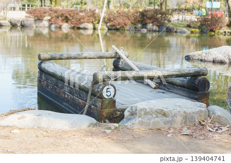 公園の池に浮かぶイカダ 139404741
