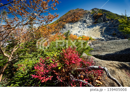 紅葉の南アルプス・鳳凰三山・観音岳 139405008