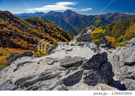 南アルプス・鳳凰三山・観音岳稜線から見る白峰三山と仙丈ヶ岳 139405009