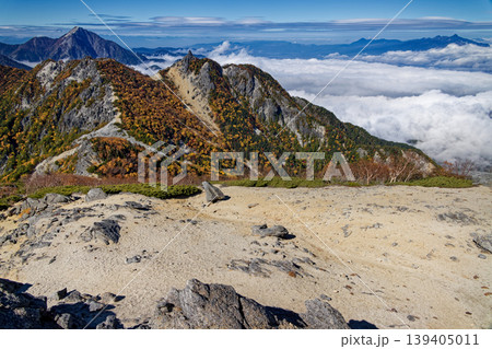 南アルプス・鳳凰三山・観音岳稜線から見る地蔵岳・甲斐駒ヶ岳と八ヶ岳 南アルプス・鳳凰三山・観音岳稜線から見る地蔵岳・甲斐駒ヶ岳と八ヶ岳 139405011