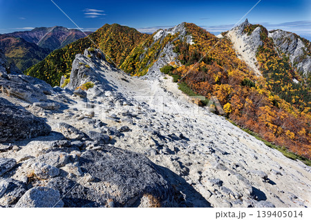 南アルプス・鳳凰三山・観音岳稜線から見る紅葉の地蔵岳・仙丈ヶ岳 南アルプス・鳳凰三山・観音岳稜線から見る紅葉の地蔵岳・仙丈ヶ岳 139405014