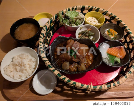 6種類のおかずが竹かごに入ったランチ 139405055