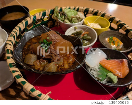 肉じゃがと刺身が入った竹かごランチ 肉じゃがと刺身が入った竹かごランチ 139405056