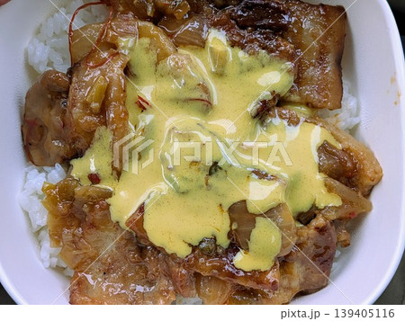 ソースのかかったカルビ丼 ソースのかかったカルビ丼 139405116