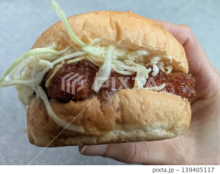 チキンカツバーガーを持つ人物 チキンカツバーガーを持つ人物 139405117