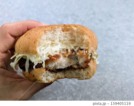 チキンカツバーガーを食べる人物 チキンカツバーガーを食べる人物 139405119