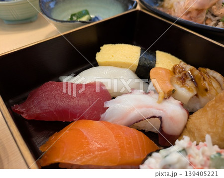 箱に入ったにぎり寿司 箱に入ったにぎり寿司 139405221