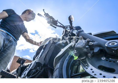 ローアングルで捉えたバイクと男性ライダー ローアングルで捉えたバイクと男性ライダー 139405286