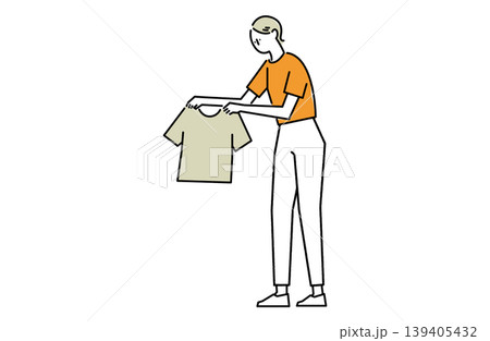 服の整理をする女性 服の整理をする女性 139405432