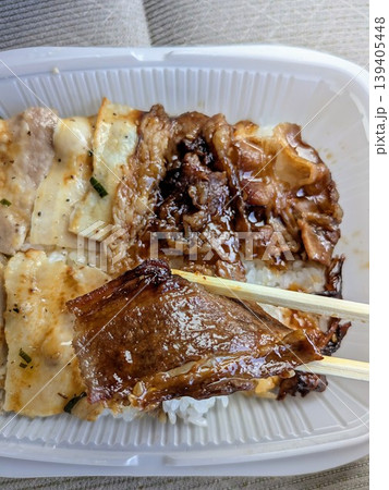 焼肉弁当を食べる 139405448