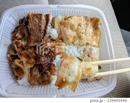 焼肉弁当を食べる 焼肉弁当を食べる 139405449