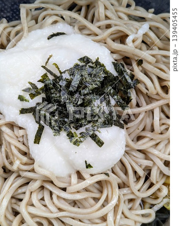 日本のとろろ蕎麦のクローズアップ 日本のとろろ蕎麦のクローズアップ 139405455