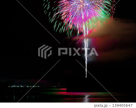 写りきらないくらい高くまで飛んだ打ち上げ花火 139405647
