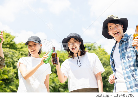 バーベキューを楽しむ若者 バーベキューを楽しむ若者 139405706