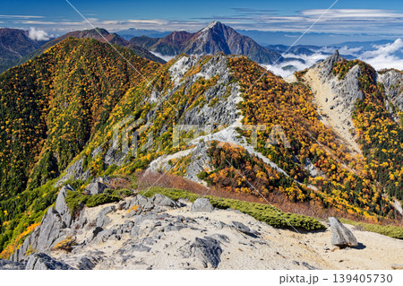 南アルプス・鳳凰三山・観音岳から見る地蔵岳と甲斐駒ヶ岳 139405730