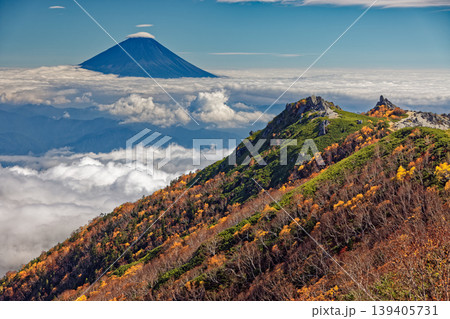 南アルプス・鳳凰三山・観音岳から見る紅葉の薬師岳と雲上の富士山 139405731