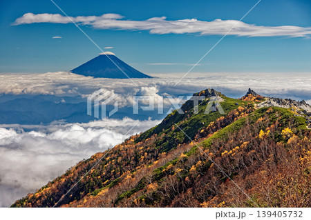 南アルプス・鳳凰三山・観音岳から見る紅葉の薬師岳と雲上の富士山 139405732