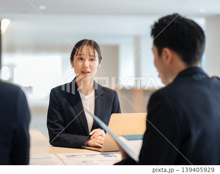 オフィスで会話するビジネスパーソンのグループ 139405929