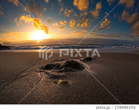 Perfect Sunset on the Beach Perfect Sunset on the Beach 139406358