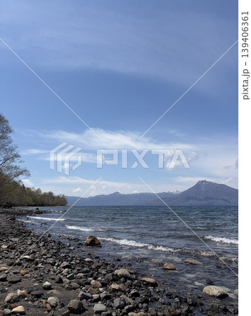春の支笏湖 穏やかな波打ち際と雄大な恵庭岳のパノラマ風景 春の支笏湖 穏やかな波打ち際と雄大な恵庭岳のパノラマ風景 139406361