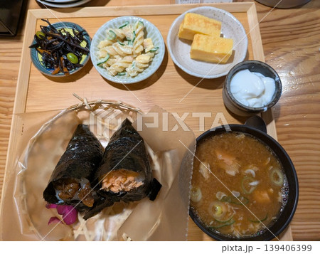おにぎりと小鉢のランチ 139406399