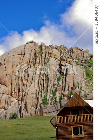 モンゴル ブーベイトキャンプの岩山 モンゴル ブーベイトキャンプの岩山 139406407