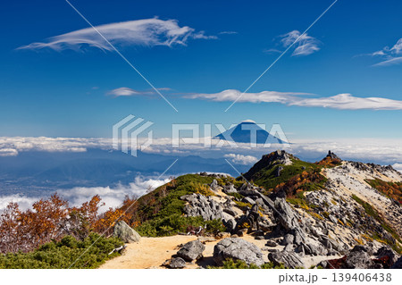 南アルプス・鳳凰三山・観音岳稜線から見る紅葉の薬師岳と雲上の富士山 139406438