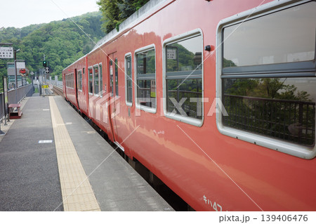 兵庫県・美方郡・余部鉄橋・余部駅に停まる列車 兵庫県・美方郡・余部鉄橋・余部駅に停まる列車 139406476