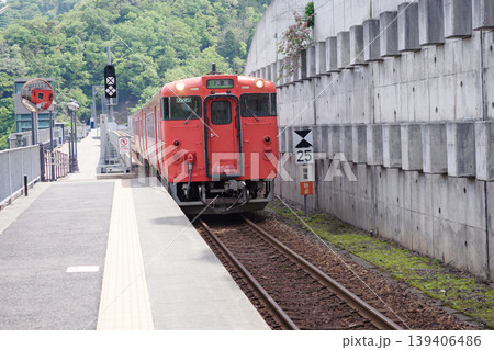 兵庫県・美方郡・余部鉄橋・余部駅に停まる列車 兵庫県・美方郡・余部鉄橋・余部駅に停まる列車 139406486