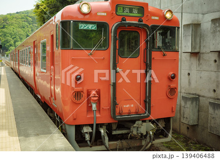兵庫県・美方郡・余部鉄橋・余部駅に停まる列車 139406488