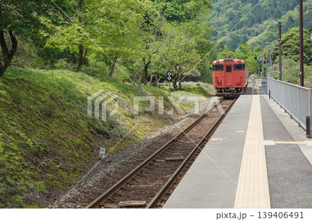 兵庫県・美方郡・余部鉄橋・余部駅に停まる列車 兵庫県・美方郡・余部鉄橋・余部駅に停まる列車 139406491