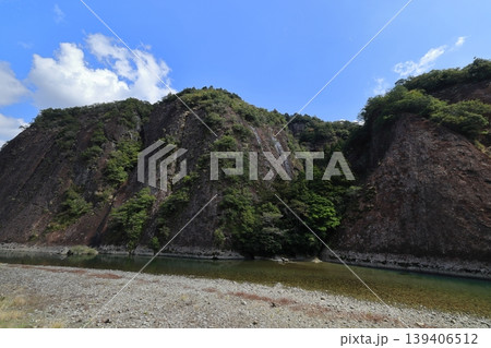 和歌山県古座川町にある一枚岩の風景 和歌山県古座川町にある一枚岩の風景 139406512