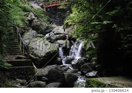 洒水の滝（神奈川県足柄上郡山北町）・滝沢川の流れと赤い橋 139406624