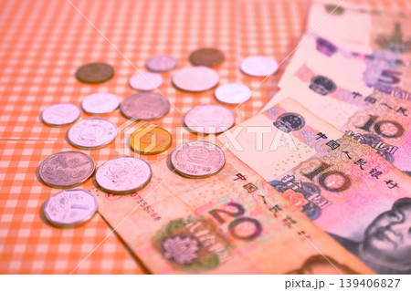 人民元紙幣と硬貨 139406827