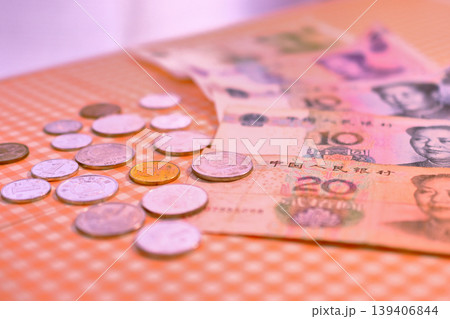 人民元紙幣と硬貨 139406844