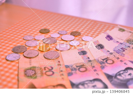 人民元紙幣と硬貨 139406845