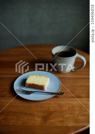 ホットコーヒーとおやつのレモンケーキ ホットコーヒーとおやつのレモンケーキ 139406858