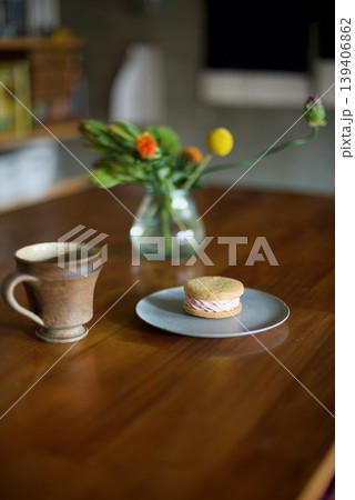 ホットコーヒーとおやつのバターサンド 139406862