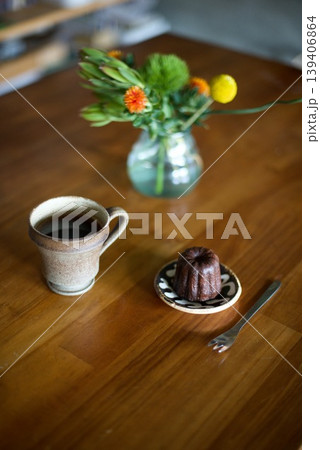 ホットコーヒーとおやつのカヌレ 139406864